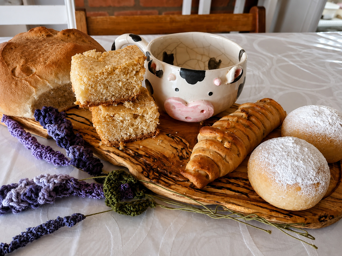 Tabla de panes artesanales, croissants, galletas y bollos con azúcar — repostería casera de MAMU Casa de Té